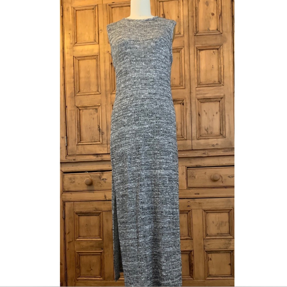 Stretchy sleeveless maxi-dress